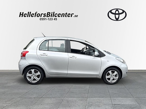 Toyota Yaris 17 of 19