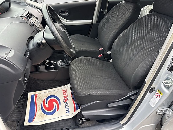 Toyota Yaris 12 of 19