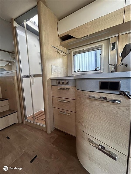 Hymer B680 MC - Smidig & fin bil för 4 personer! 6 of 21