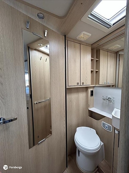 Hymer B680 MC - Smidig & fin bil för 4 personer! 14 of 21