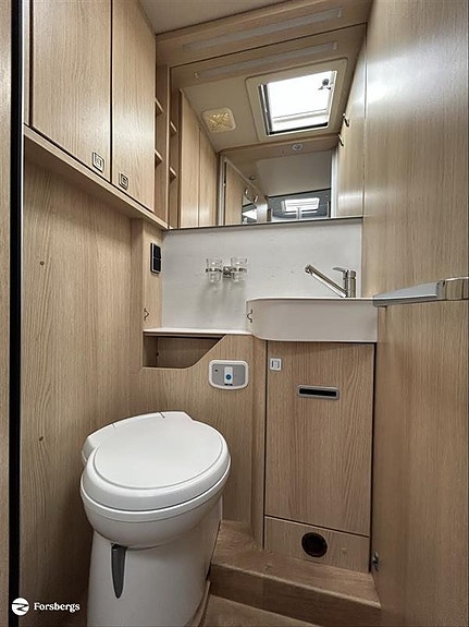 Hymer B680 MC - Smidig & fin bil för 4 personer! 13 of 21