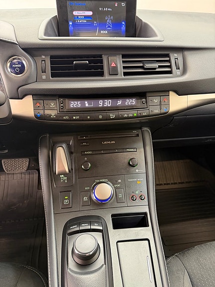 Lexus CT200h 9 of 15