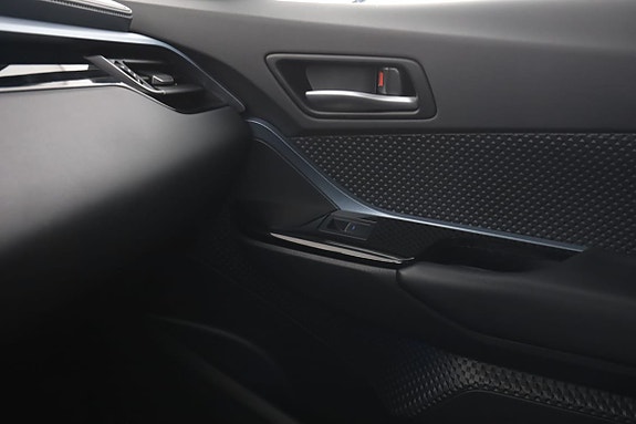 Toyota C-HR 28 of 30