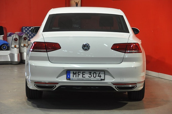 Volkswagen Passat 4 of 21