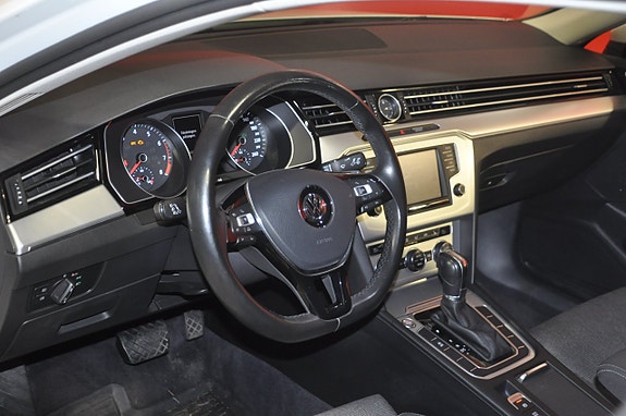 Volkswagen Passat 10 of 21