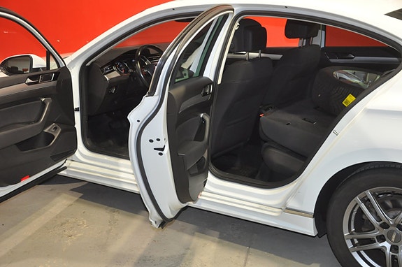 Volkswagen Passat 11 of 21
