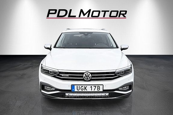 Volkswagen Passat Alltrack 2 of 12