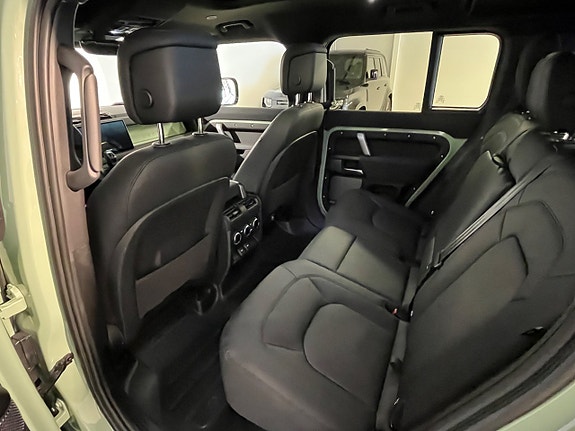 Land Rover Defender 110 10 of 13