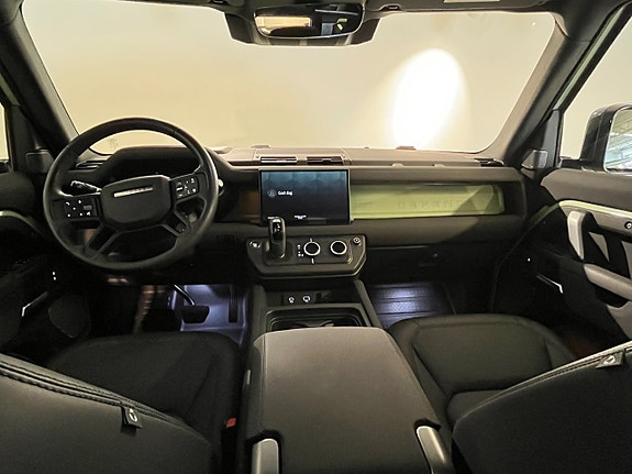 Land Rover Defender 110 8 of 13
