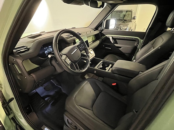 Land Rover Defender 110 9 of 13