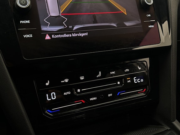 Volkswagen Passat 21 of 25