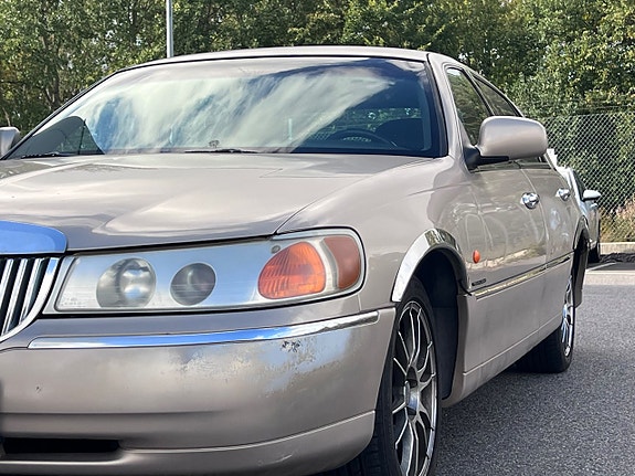 Lincoln Town Car 18 of 22