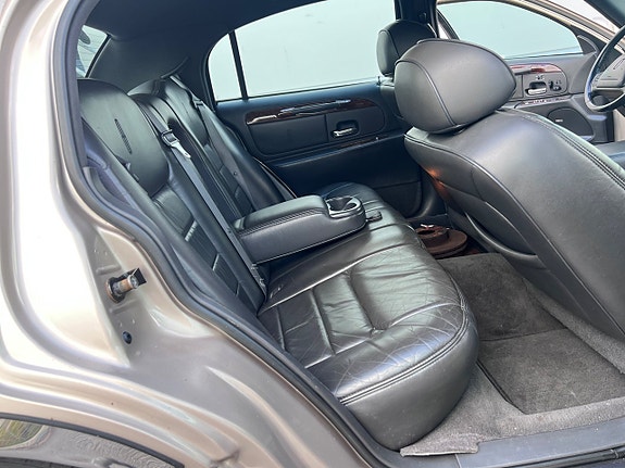 Lincoln Town Car 11 of 22