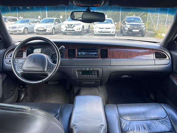 Lincoln Town Car 8 of 22
