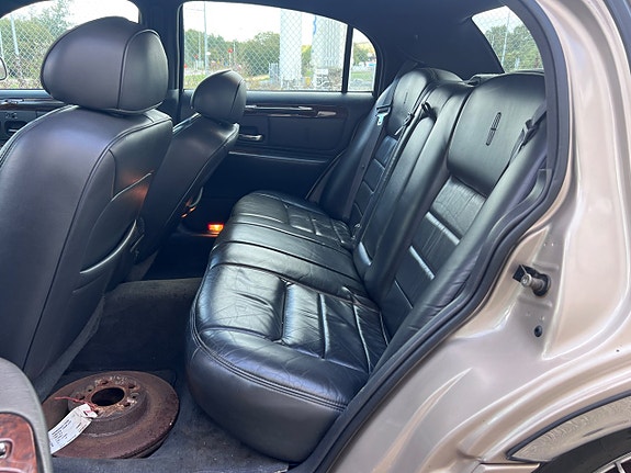 Lincoln Town Car 10 of 22