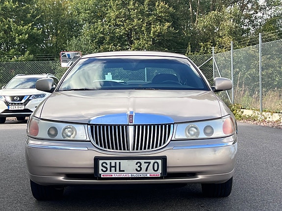 Lincoln Town Car 17 of 22