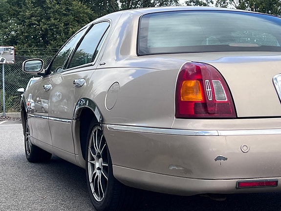 Lincoln Town Car 19 of 22
