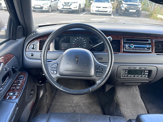 Lincoln Town Car 9 of 22