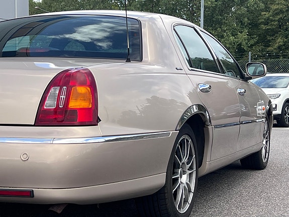 Lincoln Town Car 21 of 22