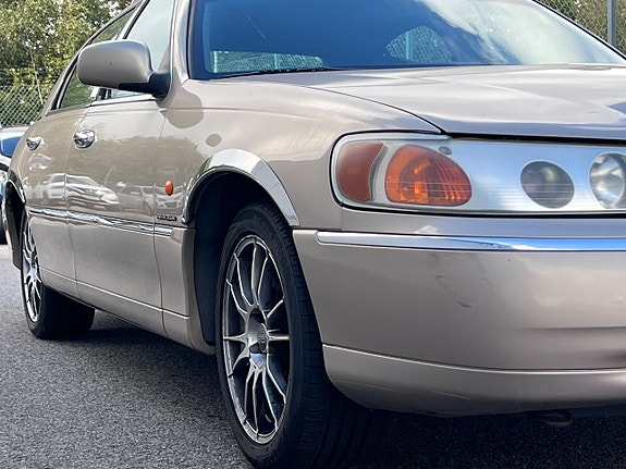 Lincoln Town Car 16 of 22
