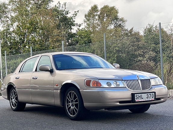 Lincoln Town Car 2 of 22