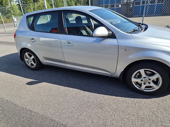 Kia Ceed 2 of 5