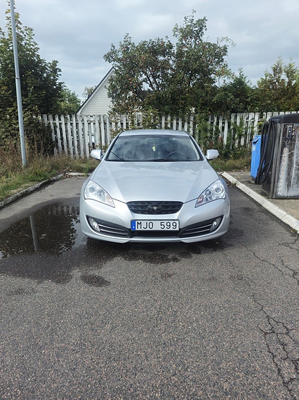 Hyundai Genesis 2 of 11