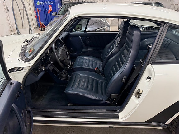 Porsche 911 Carrera 2 of 11