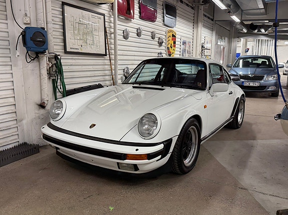 Porsche 911 Carrera 6 of 11