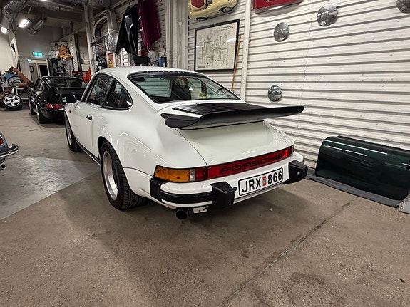 Porsche 911 Carrera 5 of 11