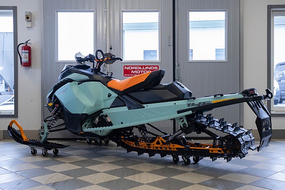 Ski-Doo Backcountry XRS 850E-TEC 3 of 6