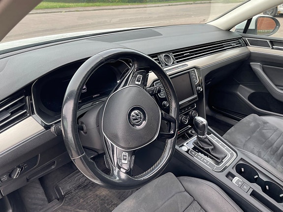 Volkswagen Passat 10 of 22