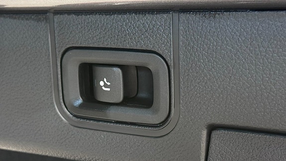 Mercedes-Benz CLA250 e 18 of 26