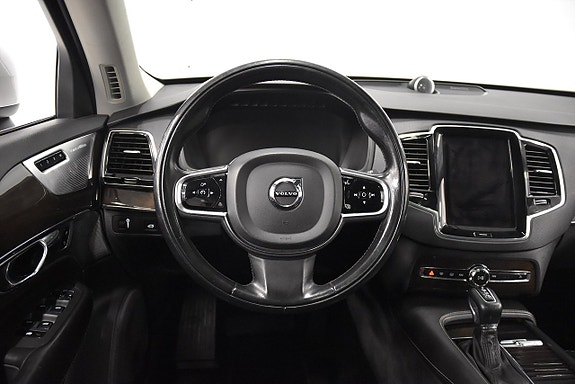 Volvo XC90 2 of 28