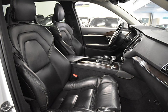 Volvo XC90 10 of 28