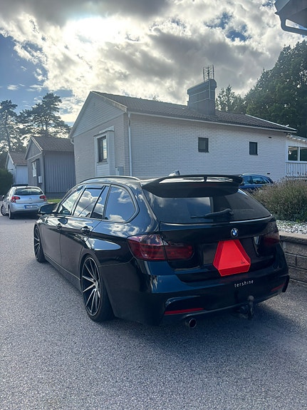 BMW 318d 2 of 5