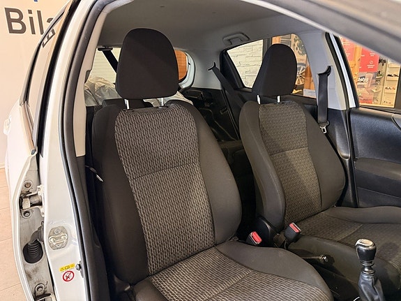 Toyota Yaris 13 of 18