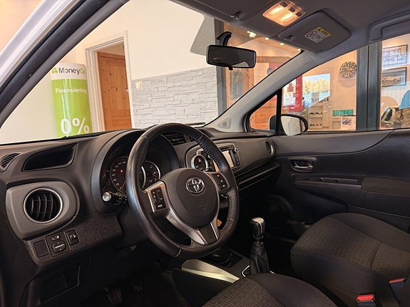 Toyota Yaris 12 of 18