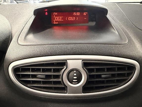 Renault Clio 14 of 18