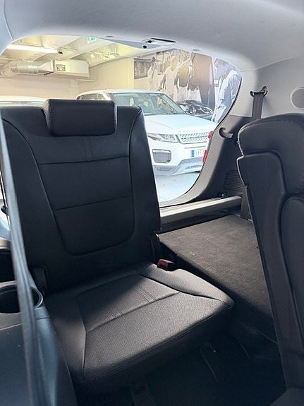 Kia Sorento 10 of 12