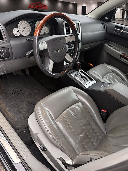 Chrysler 300C 8 of 10
