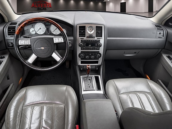 Chrysler 300C 7 of 10