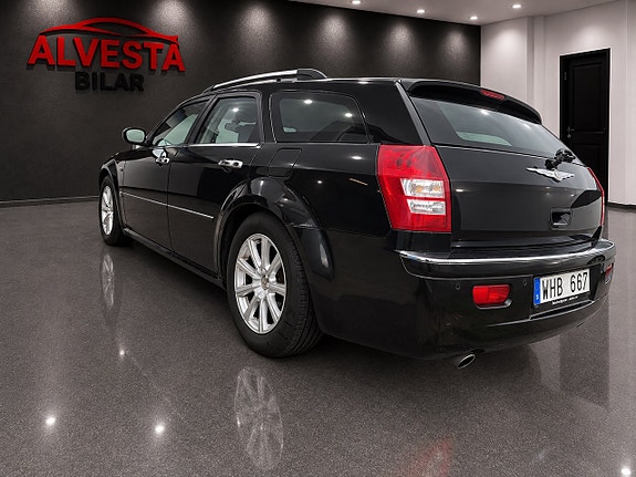 Chrysler 300C 3 of 10
