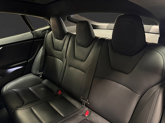 Tesla Model S 10 of 19