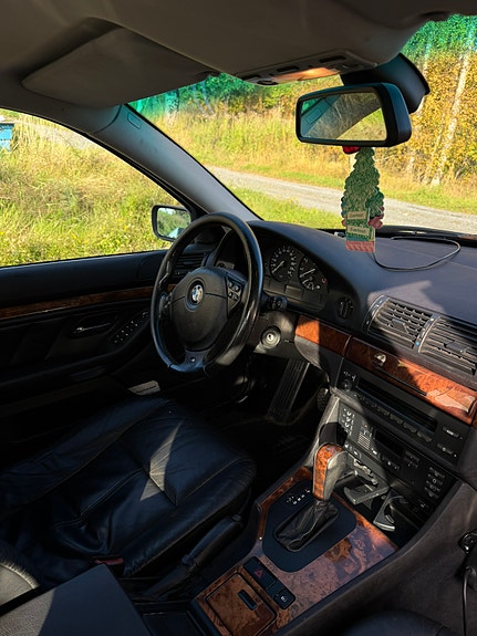 BMW 523i 7 of 11