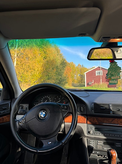 BMW 523i 3 of 11