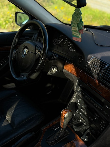 BMW 523i 8 of 11