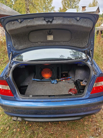 BMW 325Xi 3 of 4