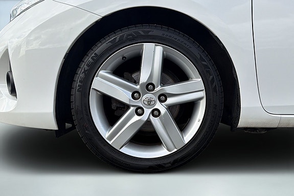 Toyota Auris 7 of 17