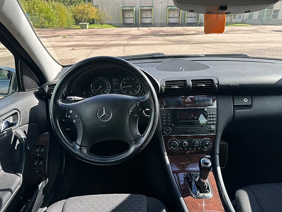 Mercedes-Benz C180 5 of 6